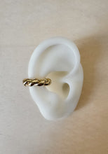 Cargar imagen en el visor de la galería, TWISTED EAR CUFF
