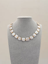 Cargar imagen en el visor de la galería, FLAT SQUARE PEARL CHOKER
