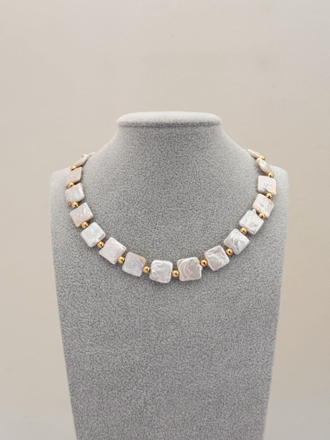 FLAT SQUARE PEARL CHOKER