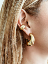 Cargar imagen en el visor de la galería, CHUNKY DROP HOOPS
