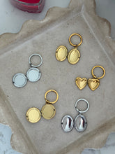 Cargar imagen en el visor de la galería, LOCK YOUR MOMENTS HEART KEYCHAIN

